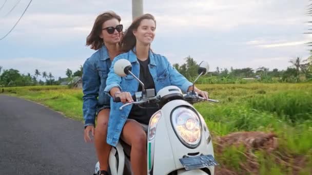 Młoda atrakcyjna para modnych hipsters lub tysiąclecia jazdy w kierunku nowego ekscytującego celu podróży na motocyklu na górskiej drodze leśnej. — Wideo stockowe