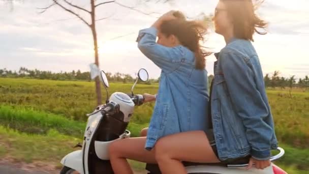 Junges attraktives Paar modischer Hipster oder Millennials, die auf dem Motorrad auf der Bergwaldstraße ein neues aufregendes Reiseziel ansteuern. — Stockvideo