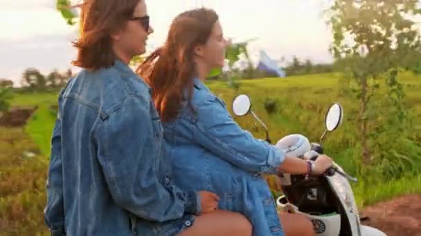 Giovane coppia attraente di hipster alla moda o millennials guida verso una nuova destinazione di viaggio emozionante in moto su strada foresta di montagna . — Video Stock