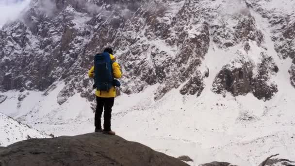 Dağın tepesindeki turist. Spor ve aktif yaşam. Sırt çantası ile Yürüyüşçü bir dağın tepesinde duran ve gün doğumu zevk. Genç Hiker Gün Batımında Başarılı Dağ Zirvesinde — Stok video