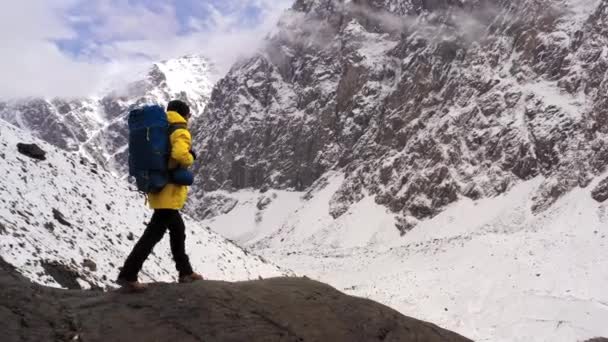 Toerist op bergtop. Sport en actief leven. Wandelaar met rugzak staande op de top van een berg en genieten van zonsopgang. Jonge wandelaar op berg piek bij zonsondergang succesvol — Stockvideo