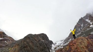 Genç Hiker Dağ Zirvesinde Gün batımında Başarılı Pose Uzanmış Arms İş Hayatı Başarı Kavramı. Dağın tepesindeki turist. Spor ve aktif yaşam.