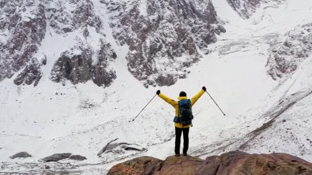 Jeune randonneur sur le pic de montagne au coucher du soleil Pose réussie bras tendus Business Life Achievement Concept — Video