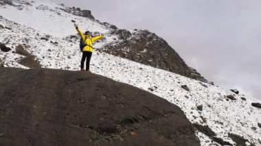 Genç Hiker Dağ Zirvesinde Gün batımında Başarılı Pose Uzanmış Arms İş Hayatı Başarı Kavramı. Dağın tepesindeki turist. Spor ve aktif yaşam.