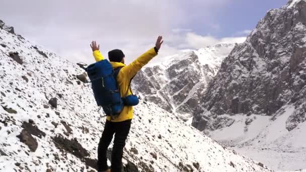 Νέος περιπατητής στην ορεινή κορυφή του ηλιοβασιλέματος επιτυχής πόζα με απλωμένα όπλα έννοια επιτυχίας επαγγελματικής ζωής. Τουρίστας στην κορυφή του βουνού. Αθλητισμός και ενεργός ζωή. — Αρχείο Βίντεο