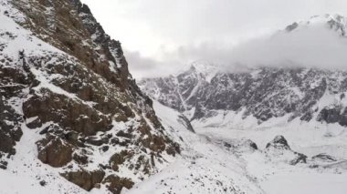 Sunrise Beautiful Morning Peaks İlham Verici Motivasyonel Doğa Arka Plan Uhd 4k Doğru Dağ Bulutlar aracılığıyla Epic Hava Uçuş