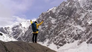 Genç Hiker Dağ Zirvesinde Gün batımında Başarılı Pose Uzanmış Arms İş Hayatı Başarı Kavramı. Dağın tepesindeki turist. Spor ve aktif yaşam.