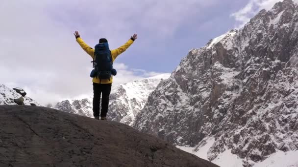 Young Hiker na szczycie góry na zachód słońca udane Pose Outwyciągnął broni Business Life Achievement Concept. Turysta na szczycie góry. Sport i aktywne życie. — Wideo stockowe
