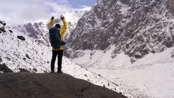 年轻的徒步旅行者在山顶日落成功姿势伸出手臂商业生活成就概念。山顶上的游客. — 图库视频影像