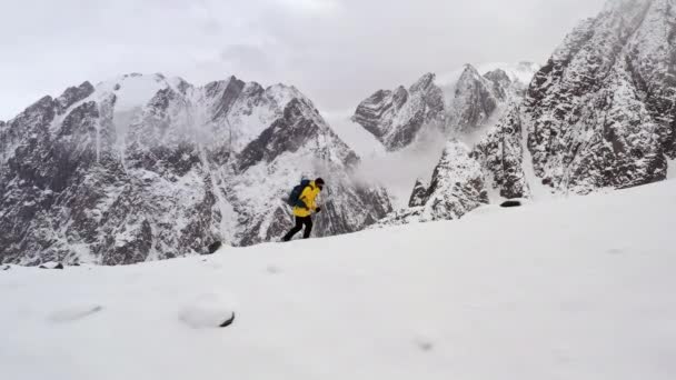 登山者男性黄色夹克在日落时分上山，到达空中无人机镜头上，成功登顶。胜利概念. — 图库视频影像
