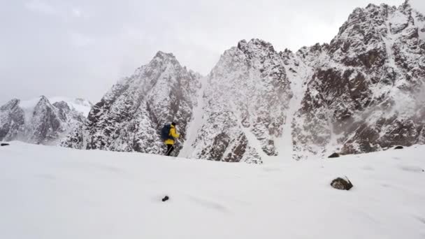 Bergsteiger bergauf Expedition Höhenflug epische Bergkette Aufstieg zum Erfolg schöne Gipfel Winterurlaub Erkundung Abenteuer Wandertourismus Konzept. — Stockvideo