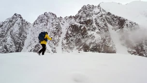 Veste Jaune Homme Grimpant Sur La Montagne Au Coucher Du Soleil Atteignant Le Haut Succès Voler Au-dessus De Drone Footage Aérien. Concept de victoire . — Video