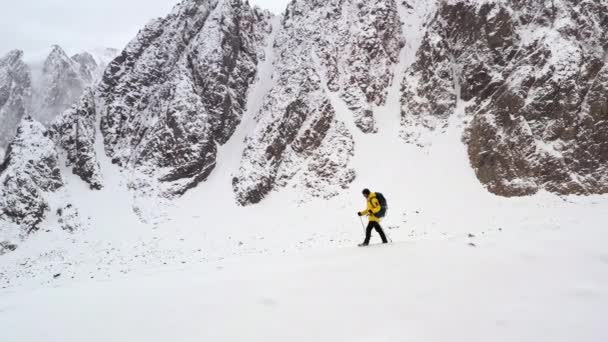 Jeune Homme Remontant La Piste De Montagne Randonnée Hiver Conditions Extrêmes Alpes Suisses Drone Vol Footage — Video