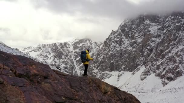 Νέος περιπατητής στην ορεινή κορυφή του ηλιοβασιλέματος επιτυχής πόζα με απλωμένα όπλα έννοια επιτυχίας επαγγελματικής ζωής. Τουρίστας στην κορυφή του βουνού. Αθλητισμός και ενεργός ζωή. — Αρχείο Βίντεο