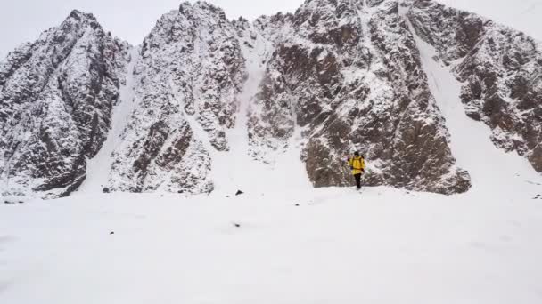 Bergsteiger bergauf Expedition Höhenflug epische Bergkette Aufstieg zum Erfolg schöne Gipfel Winterurlaub Erkundung Abenteuer Wandertourismus Konzept. — Stockvideo