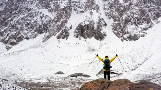 Unga vandrare på Mountain Peak vid solnedgången framgångsrika pose utsträckta vapen Business Life prestation koncept. Turist på fjälltopp. Idrott och aktivt liv. — Stockvideo