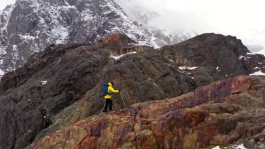 Dağcılar Dağ Sefer Aerial Flight Epic Dağ Tırmanış Başarı Beautiful Peak Kış Tatil Keşif Macera Yürüyüş Turizm Konsepti Kadar Yürüyüş.