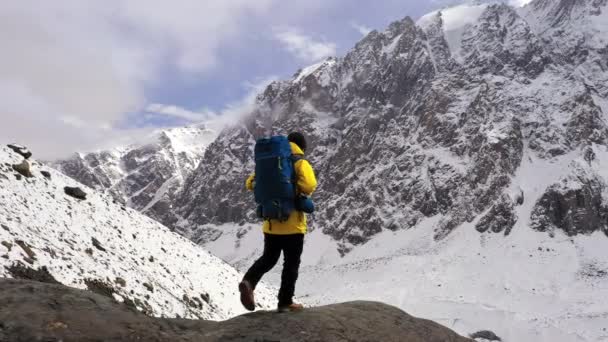 年轻的徒步旅行者在山顶日落成功姿势伸出手臂商业生活成就概念。山顶上的游客。运动和活跃生活. — 图库视频影像