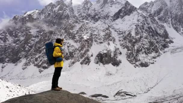 Dağın tepesindeki turist. Spor ve aktif yaşam. Sırt çantası ile Yürüyüşçü bir dağın tepesinde duran ve gün doğumu zevk. Genç Hiker Gün Batımında Başarılı Dağ Zirvesinde — Stok video