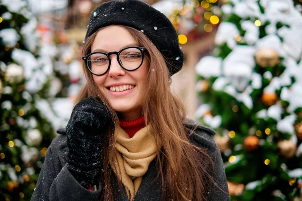 Close-up portrait of happy girl in beret enjoying winter moments. Outdoor photo of long-haired laughing lady in glasses having fun in snowy morning on blur nature background. — Stock Photo, Image