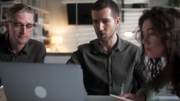 Em Escritório Criativo Colaboradores Produtivos Sentado à Mesa, Reunião da Empresa. Colegas e clientes falando estratégia com laptop e tablet . — Vídeo de Stock