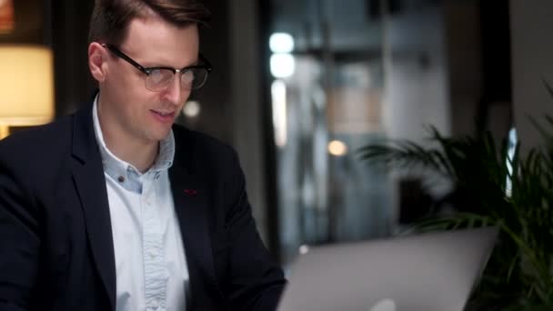 Empreendedor de homem de negócios digitando no laptop fazendo pesquisa. Jovem Masculino Profissional Usando Computador Sentado Na Mesa do Escritório. Trabalhador ocupado Freelancer Trabalhando no dispositivo moderno Notebook Tech — Vídeo de Stock