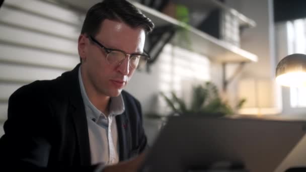 Architect Working In Office. Draws With Pen Or Tools On Tablet. Business Portrait Of Handsome Business Man Wearing Eyeglasses Sitting At Workplace. Confident Businessman Became Successful — Stock Video