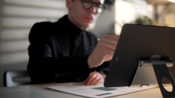 Architect aan het werk. Tekent met pen of gereedschap op de tablet. Zakelijk portret van een knappe zakenman met bril op zittend op het werk. Zelfverzekerde zakenman werd succesvol.. — Stockvideo