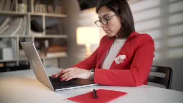 年轻的女商人在笔记本电脑上打字上网，漂亮的女专业用户女士在办公室用电脑上网或上网上网 — 图库视频影像