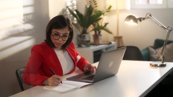 大人30代ビジネス女性パーソナルプランナーとオンラインカレンダーとコンピュータ計画の議題に専門的な仕事。ノートパソコンを使う若い女性起業家｜オフィスデスク — ストック動画
