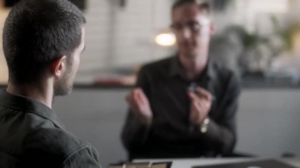 Handshaking of Happy Business People Meeting Man Client (em inglês) na Creative Company in Modern Office. Conexões de negócios de homens adultos dos anos 30 em reunião. Pessoas Colaborando Planejamento Parceria Acordo — Vídeo de Stock