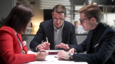 Ofis masasında iş adamları tabletle strateji konuşuyor. Ofisteki Yaratıcı Ekip Üretici İş Arkadaşları Şirket Toplantısı Masasında Oturuyorlar. Takım çalışması ve Sosyal Konseptler.