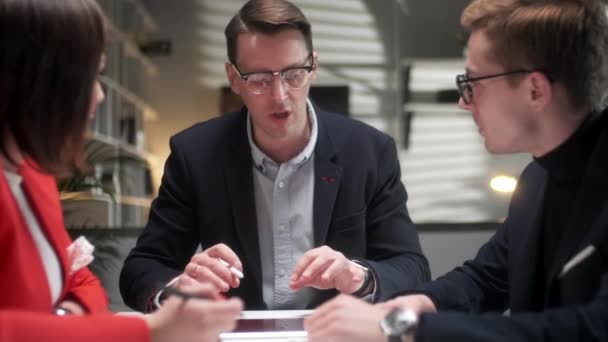 In Creatief Kantoor Productieve Medewerkers Staande aan de Tafel, Bedrijfsbijeenkomst. Zakelijke mensen praten strategie met Tablet. Teamwork en sociale concepten. — Stockvideo