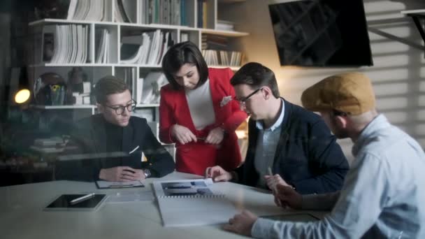 Chers collègues et clients qui parlent de stratégie avec le magazine Project. Dans Creative Office Productive Coworkers debout à la table pour la réunion de l'entreprise. Travail d'équipe et concepts d'affaires