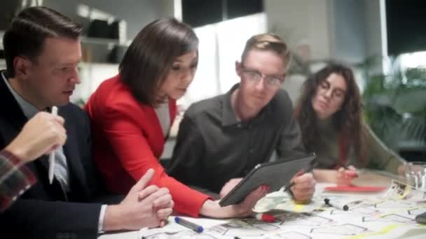 Business people Talking Strategy With Tablet At Office Desk. En équipe créative Au bureau Coworkers productifs assis à la table pour la réunion de l'entreprise. Travail d'équipe et concepts sociaux.