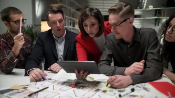 Gente de negocios que habla estrategia con la tableta en el escritorio de la oficina. En equipo creativo en oficina Compañeros productivos sentados en la mesa para la reunión de la empresa. Trabajo en equipo y conceptos sociales . — Vídeos de Stock