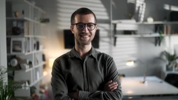 Close Up Portrait Of Young Attractive Happy Handsome Businessman In Glassess Looking At Camera Smiling Confident In Office Workspace Background Real People Series — Stock Video