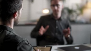 Mutlu İş Adamları Kadın Müşteriyle Tanışıyor Profesyonel İş Adamları Başlangıç Ofisinde Ortaklık Planlama Anlaşması Yapıyor. Toplantıda Yetişkinlerin İş Bağlantıları 30 'ların Adamları