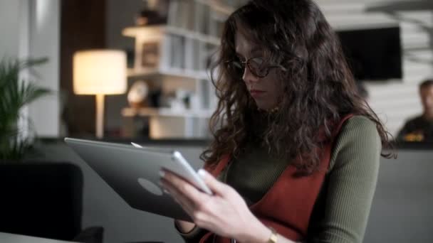 Женщина, держащая в руках цифровые планшетники онлайн приложения в домашнем офисе, молодая этническая девочка студентка серфинга веб-обучения в Интернете. Девушка рисует с ручкой на планшете — стоковое видео