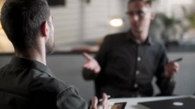 Modern Ofis 'teki Creative Company' de Mutlu İş Adamları Tanışma Müşterisi 'nin el sıkışması. Toplantıda Yetişkinlerin İş Bağlantıları 30 'lu yılların Adamları. Planlama Ortaklığı Anlaşmasını İşbirliği Yapan İnsanlar