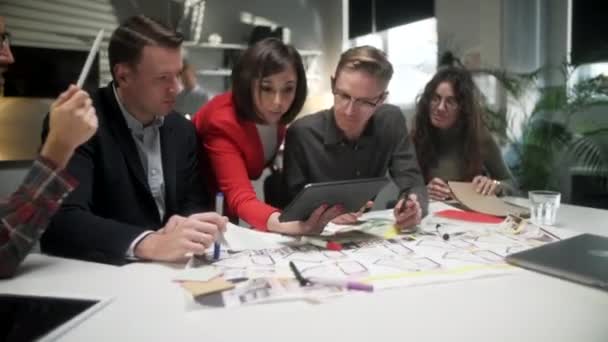 W Biurze Kreatywnym Produktywni Współpracownicy Stojący przy stole, Spotkanie Firmy. Biznesmeni rozmawiają o strategii z tabletem. Praca zespołowa i koncepcje społeczne. — Wideo stockowe