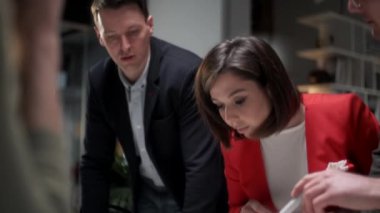 İş arkadaşları ve müşteriler proje planıyla strateji konuşuyor. Yaratıcı Ofis Üretici İş Arkadaşları Şirket Toplantısı Masasında Bekliyor. Takım çalışması ve Sosyal Konseptler