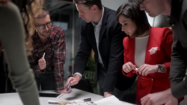 Equipe de arquitetos estão trabalhando em papel Blueprint. Mulher de negócios Sugerir Idéia para Designer. Conceito de Construção, Arquitetura, Desenvolvimento e Criatividade . — Vídeo de Stock