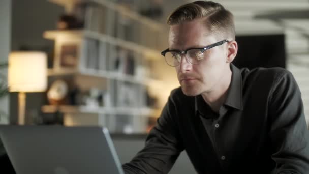 Joven Freelancer Usando Computadora Portátil Trabajando Desde Oficina En Internet, Sonriendo Enfocado Millennial Guy Buscando En Computadora Navegando Web Buscando En Pantalla Disfrutando de Trabajo Distante — Vídeos de Stock