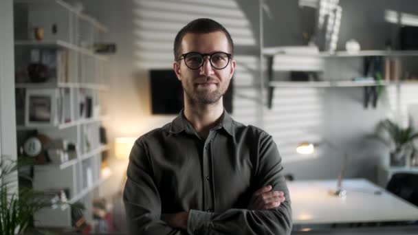 Close Up Retrato de Jovem Atraente Empresário Bonitão Feliz Em Glassessment Olhando para Câmera Sorrindo Confiante No Escritório Espaço de Trabalho Fundo Real Pessoas Series — Vídeo de Stock