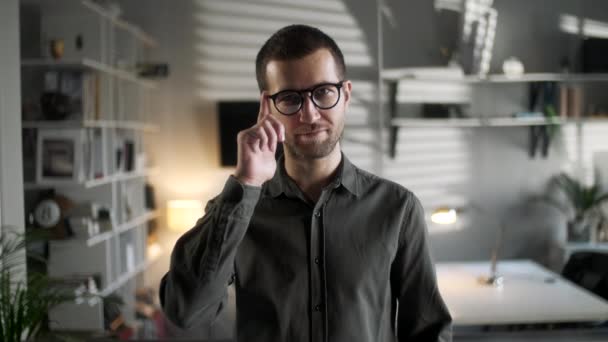 Close Up Retrato de Jovem Atraente Empresário Bonitão Feliz Em Glassessment Olhando para Câmera Sorrindo Confiante No Escritório Espaço de Trabalho Fundo Real Pessoas Series — Vídeo de Stock