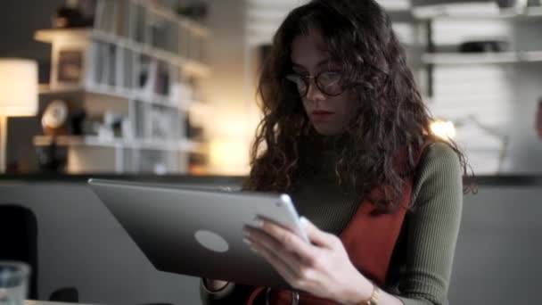 Vacker affärskvinna med hjälp av surfplatta Dator som arbetar sent i Office Browsing Information tittar på data på digital pekskärm. Flicka ritar med penna på tabletten — Stockvideo