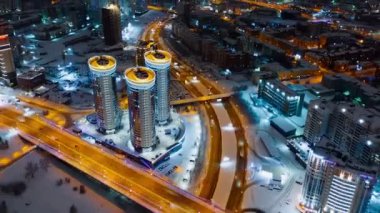 Novosibirsk, Rusya. Havadan gelen hiperlapse. Gece Şehir Merkezi 'ne doğru bakın. Otomobillerle Aydınlık Yol üzerinde Uçmak, Hava Görüntüsü Hipervanesi.