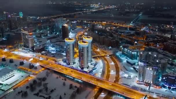 Hiperlapso de tiempo de la carretera de tráfico de coches en la noche de invierno en Novosibirsk. Vista aérea del dron, vuela hacia arriba. Commuter, Vida de la ciudad o concepto de transporte público — Vídeo de stock