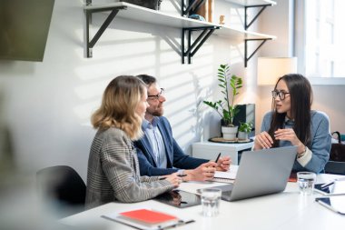 Yaratıcı Ofis Üretken İş Arkadaşları Masa, Şirket Toplantısı 'nda. Meslektaşlar ve müşteriler dizüstü bilgisayar ve tabletle strateji konuşuyorlar.